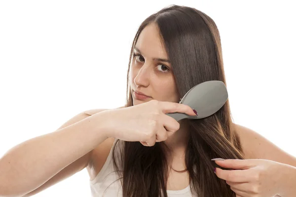 Jovem Mulher Bonita Pentear Seu Cabelo Longo — Fotografia de Stock