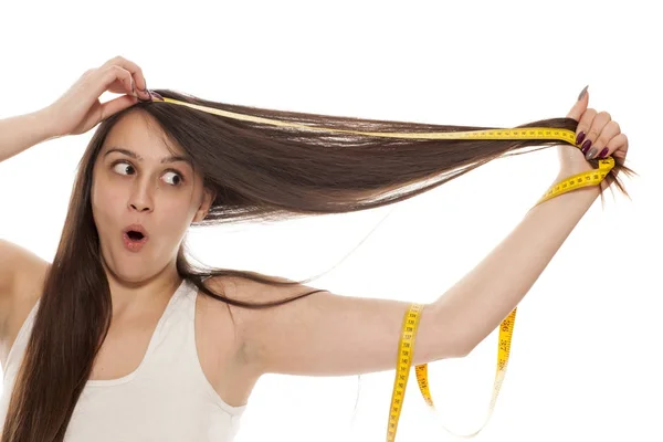 Young Byl Ukončen Žena Hospodářství Vyměřuji Ukazující Délku Její Vlasy — Stock fotografie