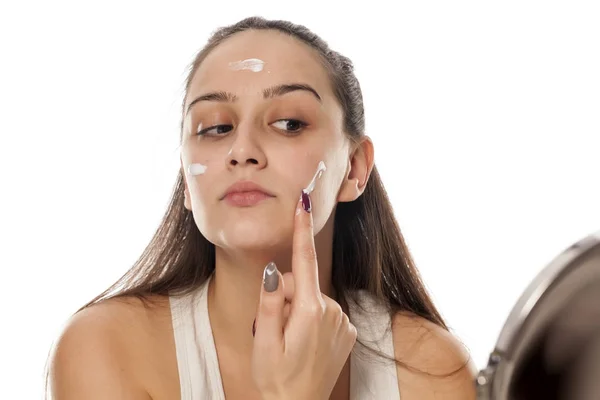 Joven Hermosa Mujer Aplicando Crema Facial Cara — Foto de Stock