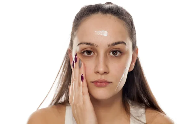 Junge Schöne Frau Trägt Gesichtscreme Auf Ihr Gesicht — Stockfoto