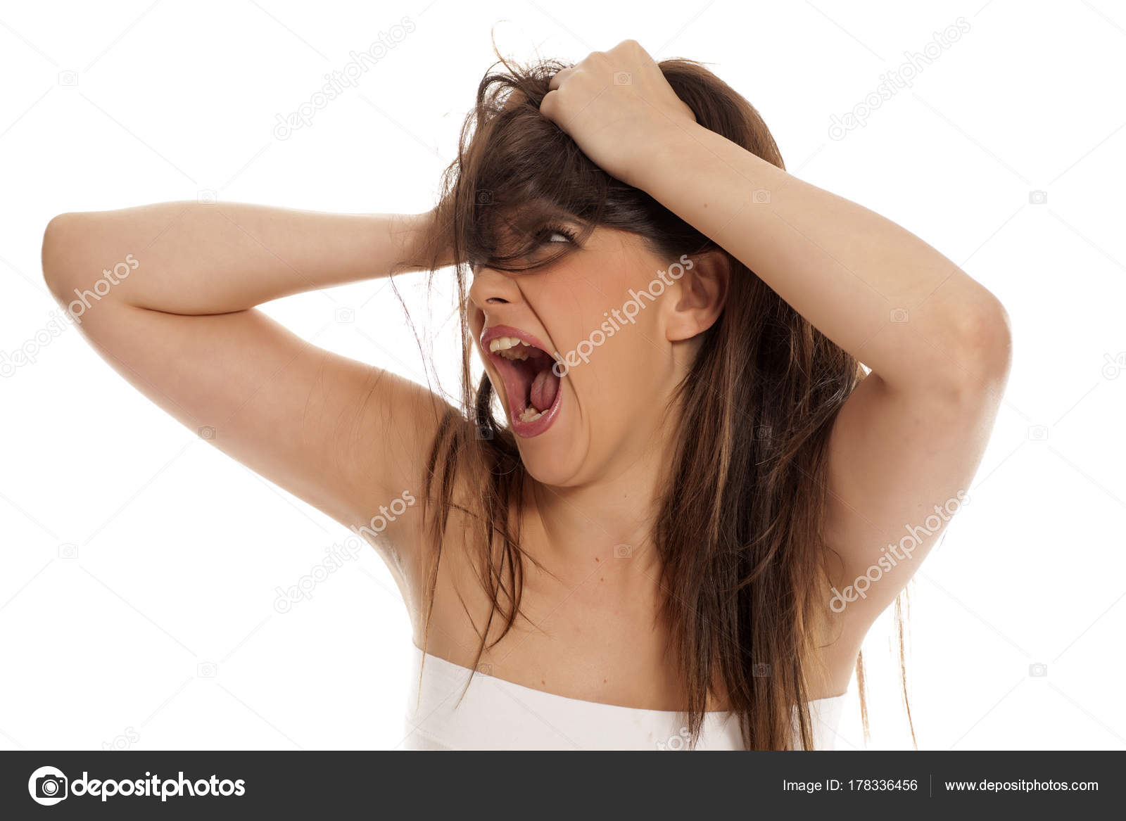 Jeune Femme Colère Tirant Ses Cheveux Criant — Photo de stock par  ©VGeorgiev - 178336456, image size:1600x1167