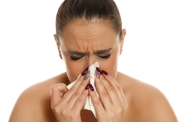 Mulher Bonita Com Uma Gripe Sniffling Guardanapo — Fotografia de Stock