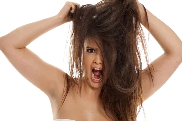 Irritada Jovem Mulher Puxando Cabelo Gritando — Fotografia de Stock