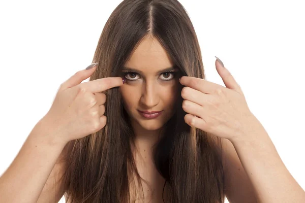 Jovem Mulher Bonita Espreitando Atrás Seu Longo Cabelo Liso — Fotografia de Stock