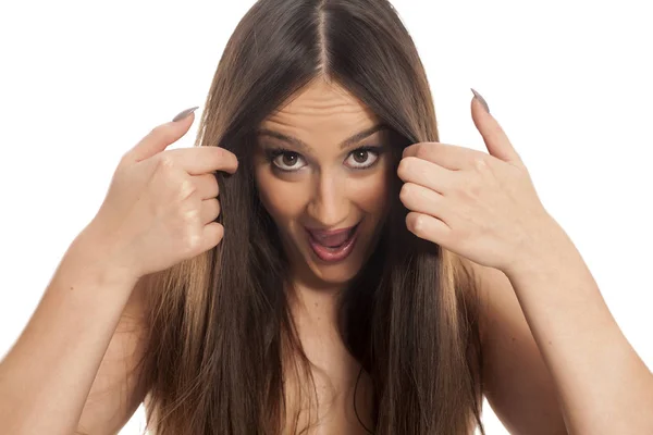 Sorrindo Mulher Espreitando Atrás Seu Longo Cabelo Liso — Fotografia de Stock