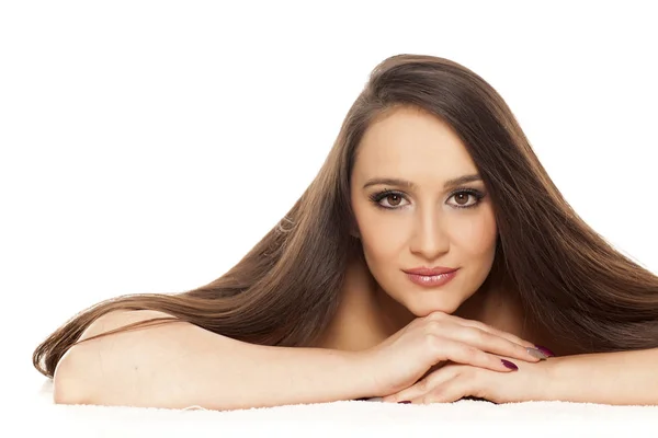 Mujer Joven Con Pelo Largo Liso Posando Sobre Fondo Blanco — Foto de Stock