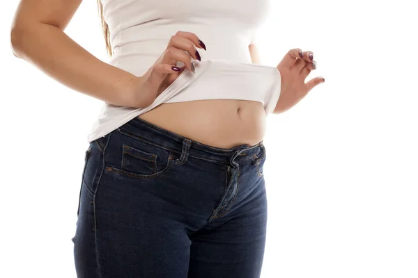 Mulher Mostrando Seu Estômago Inchado Depois Comer — Fotografia de Stock