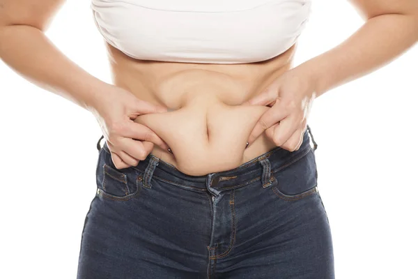 白色背景下的年轻女性的腹部脂肪沉积 — 图库照片