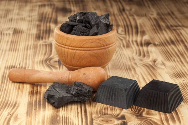 Bir Ahşap Tahta Üzerinde Siyah Aktif Kömür Sabun Yapımı — Stok fotoğraf