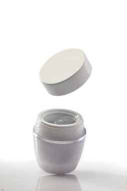 Beyaz ile krem ve beyaz zemin üzerine yukarıda uçan kapak kavanoz