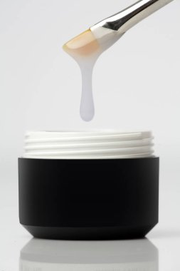 Bir fırça plastik kavanozun içine düşen jel damla