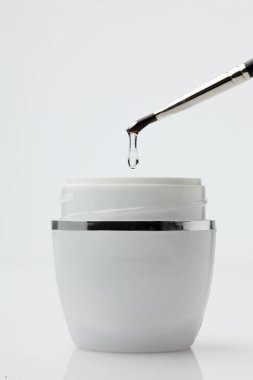 Bir fırça plastik kavanozun içine düşen jel damla