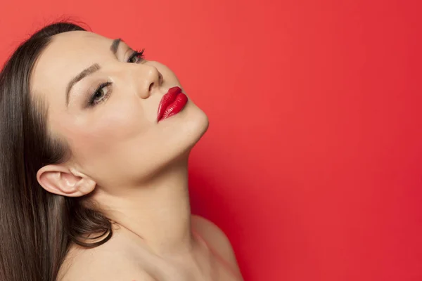 Smyslné Portrét Krásné Ženy Make Upem Červeném Pozadí — Stock fotografie