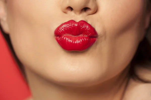 Bibir Wanita Dengan Lipstik Merah Membuat Gerakan Ciuman — Stok Foto