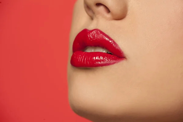 红色口红的女人的嘴唇 — 图库照片