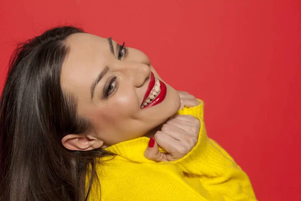 Piękna Kobieta Szczęśliwa Żółty Sweterek Czerwonym Tle — Zdjęcie stockowe