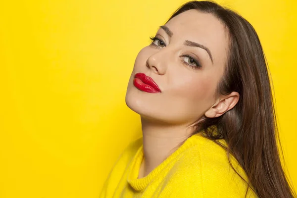 Hermosa Mujer Suéter Amarillo Sobre Fondo Amarillo — Foto de Stock