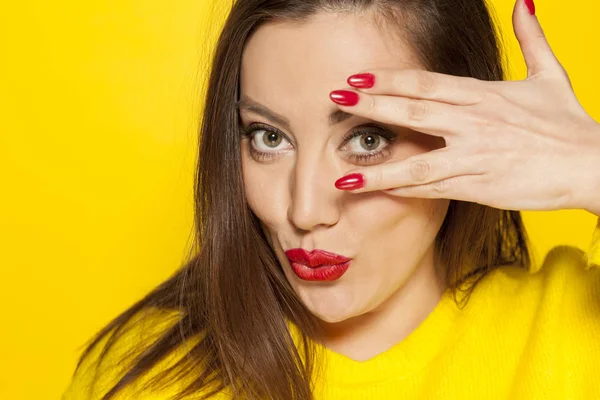 Beautiful Woman Yellow Blouse Peeking Her Fingers Yellow Background — Stock Photo, Image