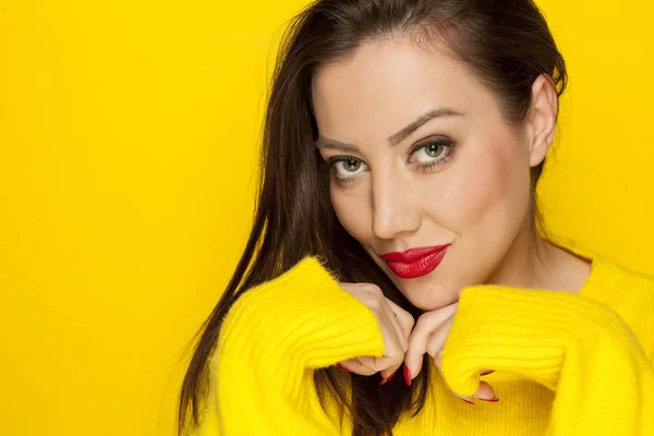 Hermosa Mujer Sexy Blusa Amarilla Sobre Fondo Amarillo — Foto de Stock