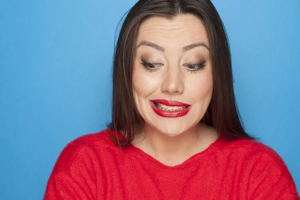 Vrouw Rode Blouse Maken Van Gelaatsuitdrukking Van Fout Een Blauwe — Stockfoto