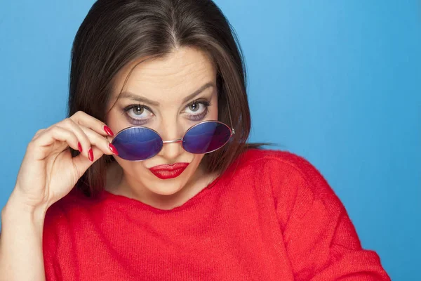 Beautiful Woman Blue Sunglasses Posing Blue Background — Stock Photo, Image