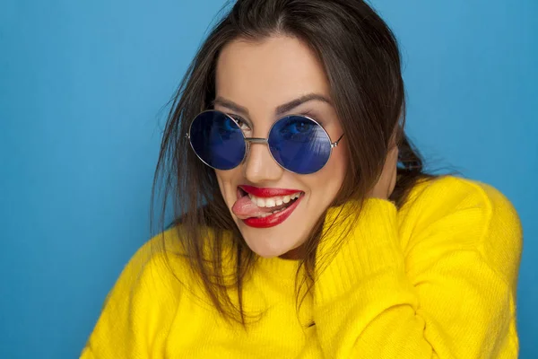 Hermosa Mujer Sonriente Con Gafas Sol Azules Blusa Amarilla Haciendo —  Fotos de Stock