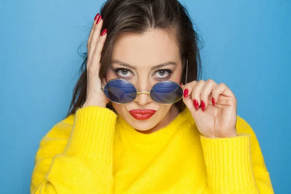 Piękna Kobieta Niebieski Okulary Żółta Bluzka Niebieskim Tle — Zdjęcie stockowe