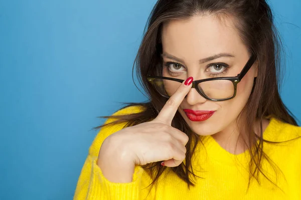 Mulher Bonita Com Óculos Fundo Azul — Fotografia de Stock