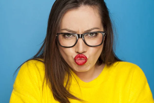 Mulher Zangada Bonita Com Óculos Fundo Azul — Fotografia de Stock