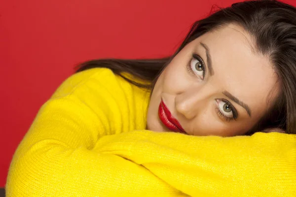 Hermosa Mujer Sexy Blusa Amarilla Sobre Fondo Rojo — Foto de Stock