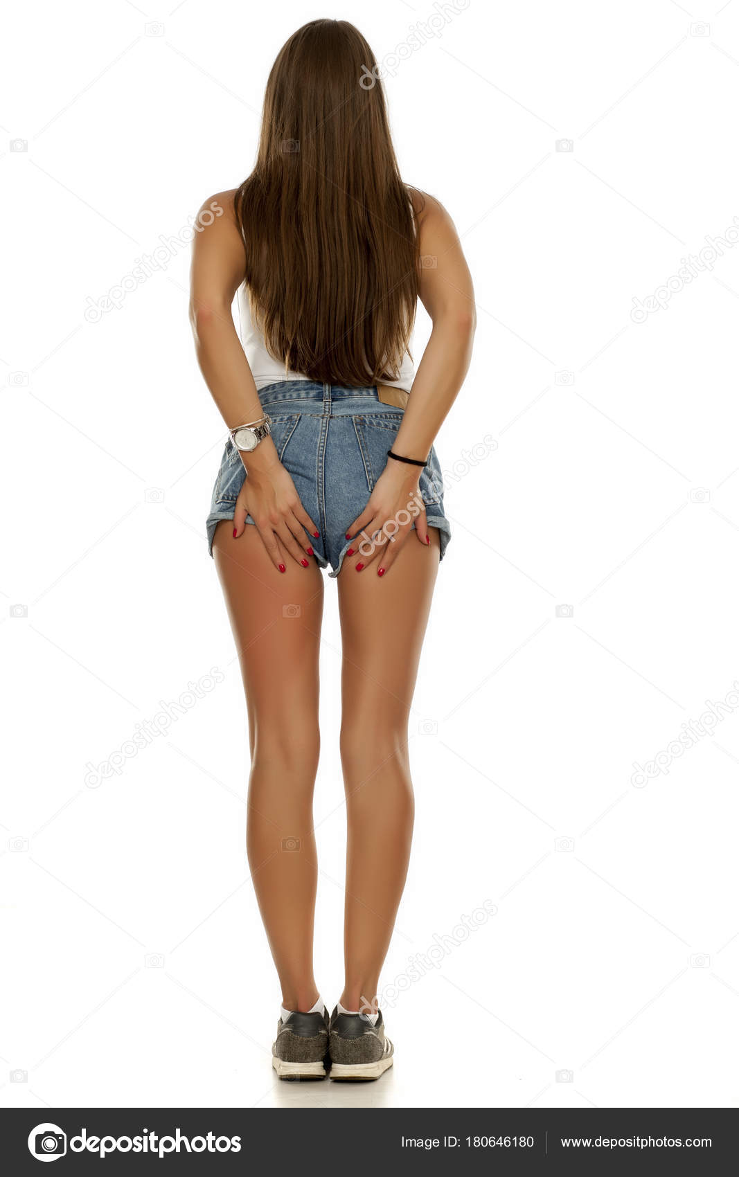 Девушка попой к камере. Девушки в джинсовых шортах. Девушка попой к камере. Брюнетки с длинными волосами. Накаченные ягодицы девушек.
