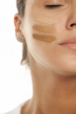 Yüzünde sıvı Vakfı'nın üç farklı tonları ile genç kadın