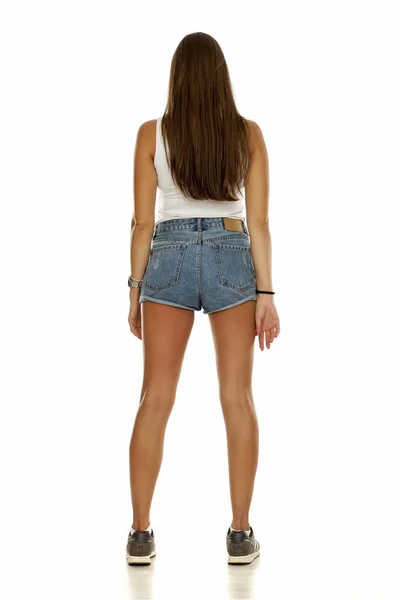Visão Traseira Uma Jovem Mulher Jeans Shorts Camisa Sem Mangas — Fotografia de Stock