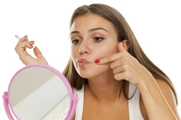 Mujer Joven Sosteniendo Cigarrillo Mirándose Espejo — Foto de Stock