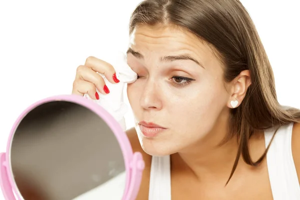 Ung Vacker Kvinna Att Bort Makeup Från Hennes Ansikte — Stockfoto