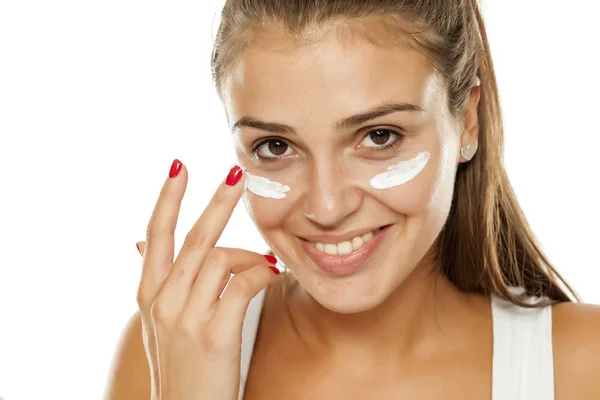 Giovane Donna Applicando Crema Suo Viso — Foto Stock