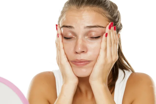 Giovane Donna Applicando Crema Suo Viso — Foto Stock