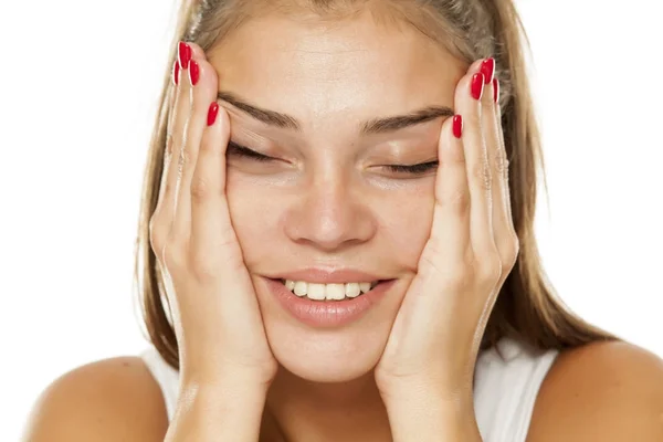 Jovem Mulher Sorridente Apertando Rosto Com Mãos — Fotografia de Stock