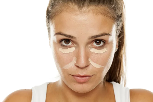 Mujeres Jóvenes Posando Con Corrector Debajo Sus Ojos Nariz — Foto de Stock