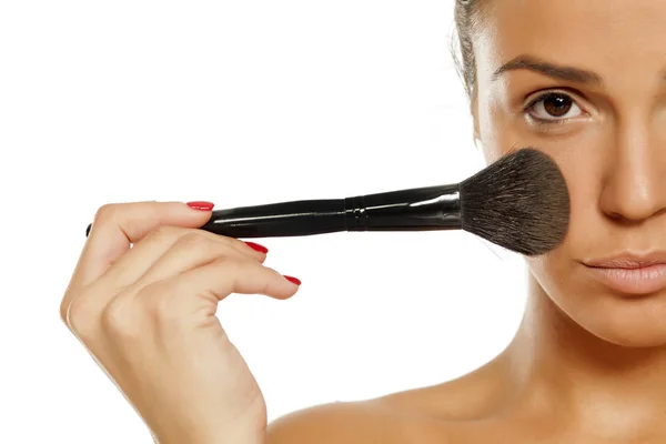 Mujer Joven Que Aplica Una Base Polvo Cara Con Cepillo — Foto de Stock