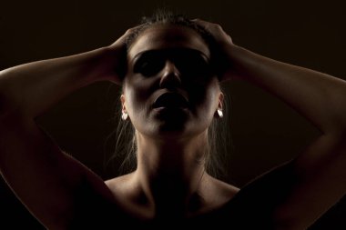 Gölge koyu arka plan üzerinde bir kadın portresi