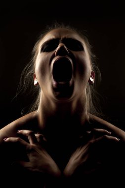 Karanlık bir arka plan üzerinde çığlık gölge kadında