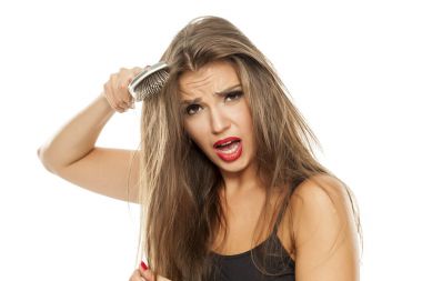 Onun saç tarama ile ilgili bir sorun yaşıyorsanız sinir güzel kadın