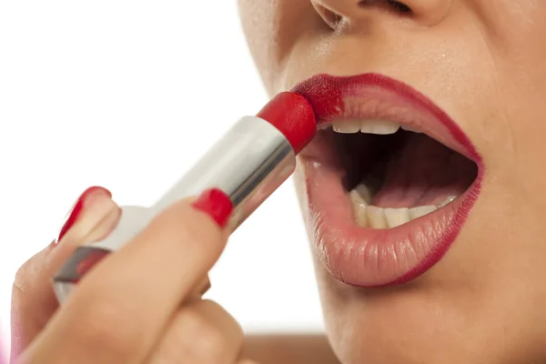 Jonge Vrouw Rode Lippenstift Toe Passen Haar Lippen — Stockfoto