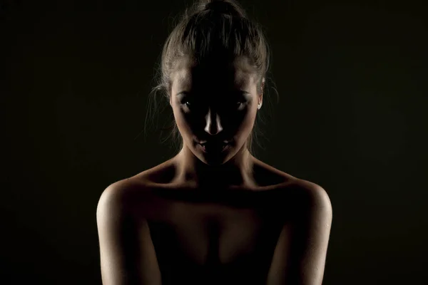 Retrato Misterioso Uma Mulher Sombra Fundo Escuro — Fotografia de Stock