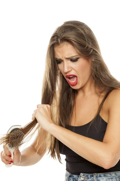 Нервная Красивая Женщина Которой Проблемы Расчёской Волос — стоковое фото