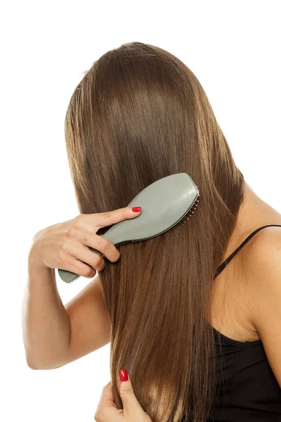 Young Woman Combing Her Beautiful Long Hair — Stock Photo, Image