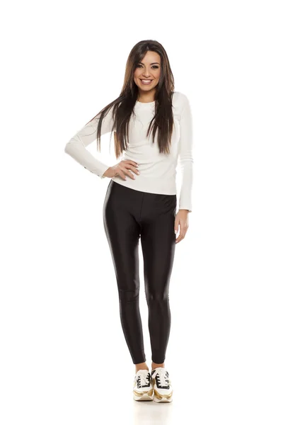 Mulher Bonita Nova Leggings Pretos Blusa Branca Tênis Fundo Branco — Fotografia de Stock