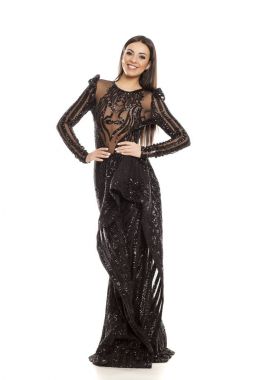 Beyaz bir arka plan üzerinde siyah Abiye, genç güzel kadın