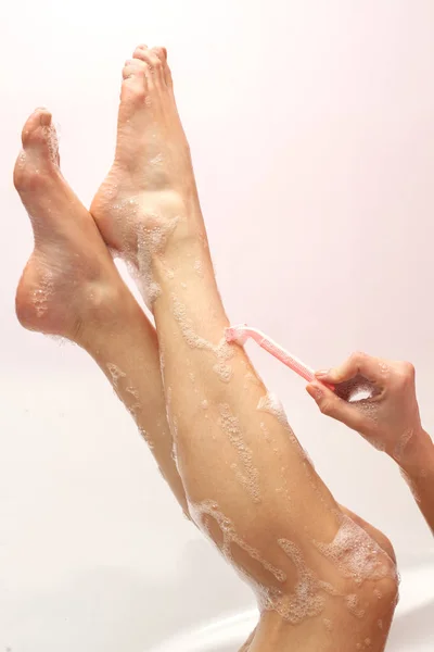 Woman Shaving Her Legs Bath Water Foam — Stock Photo, Image